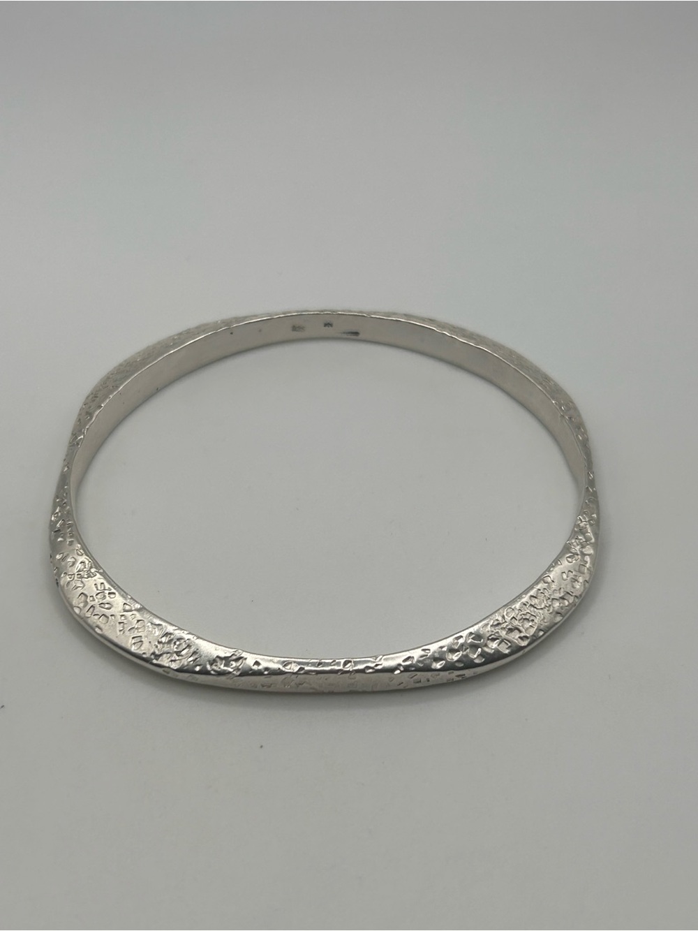 925 solid  sterling silver hammered detailing bangle